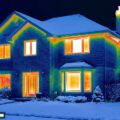 Termisk billede af hus der viser varmetab gennem vinduer i infrarødt, illustrerer energispild