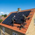 Solcellepaneler monteret på tag af et dansk parcelhus